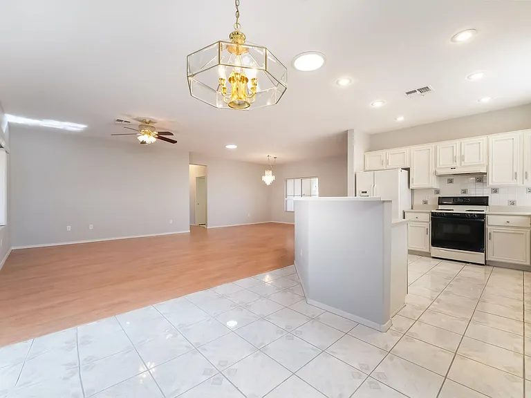 2571 Thatcher Ave — Photo 7