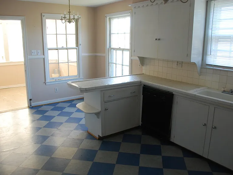 1828 Old Shell Rd — Photo 2