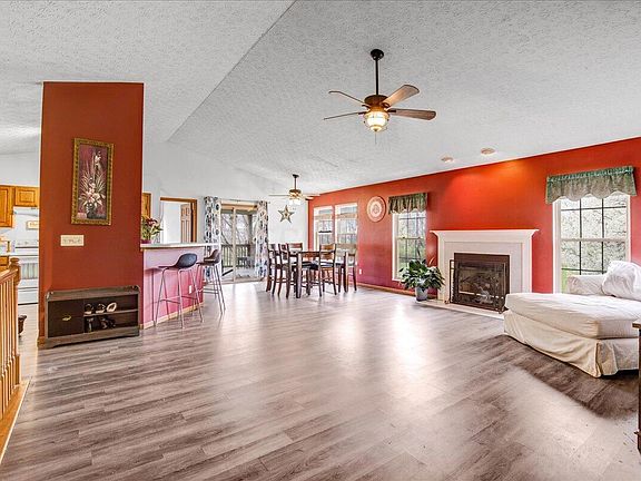 5th image of 524 Bedford Ct