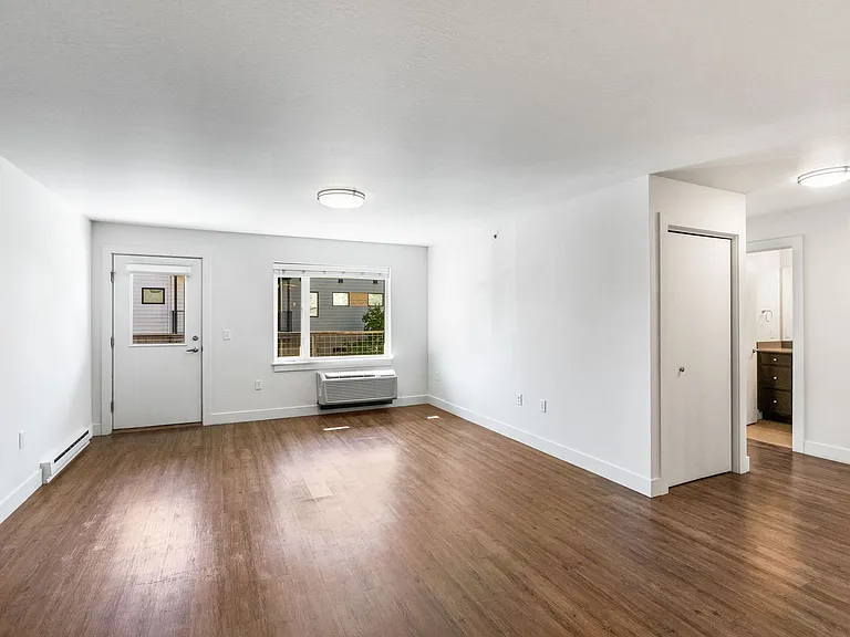 Creekside Apartments — Photo 31