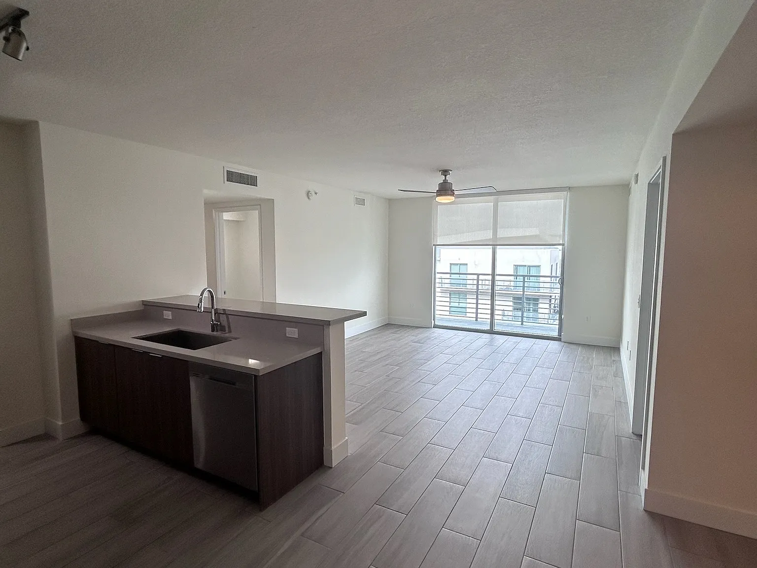 1 bed, 889 sqft, $2,308 — Photo 2