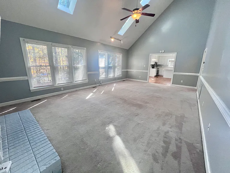 Large Family room w/Skylights-Pic 3
