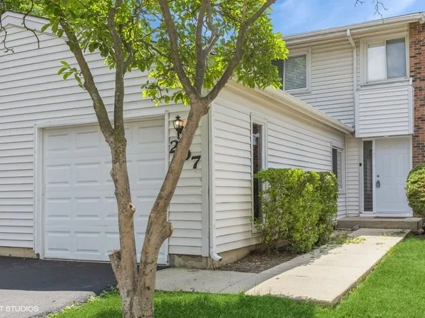 207 Walker Dr, Bolingbrook, IL 60440