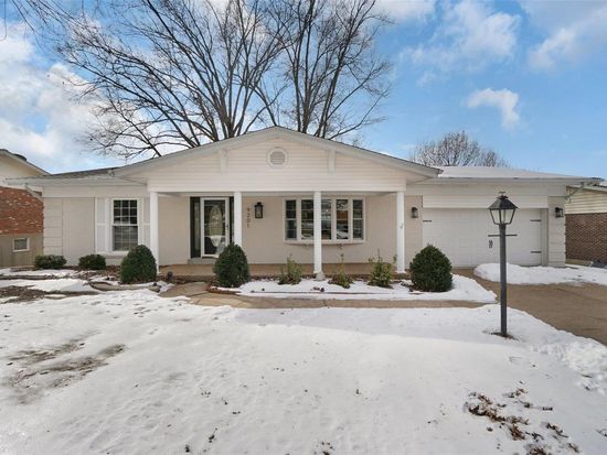 9201 Cherry Brook Ln, Saint Louis, MO 63126