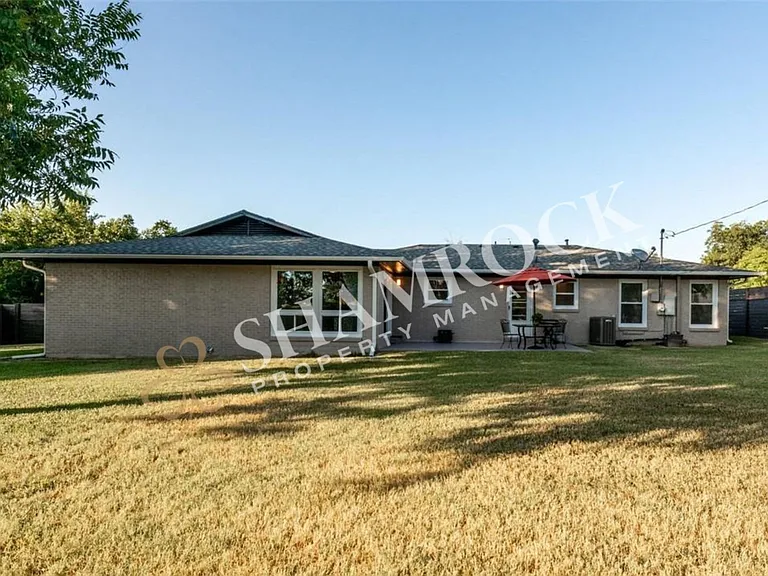 2216 Lake Ridge Cir — Photo 24