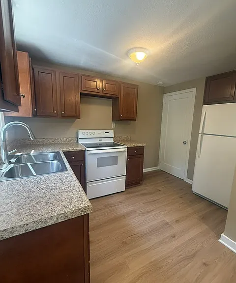 782 Parkview Dr — Photo 5