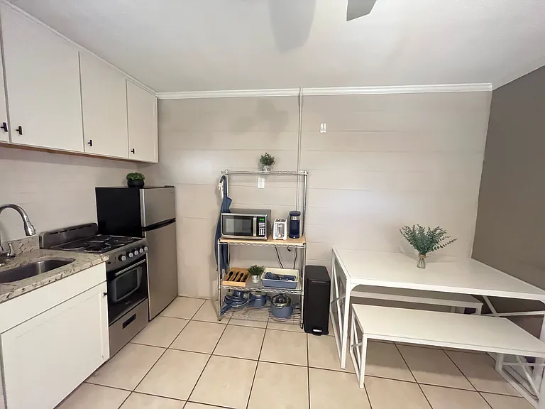 402 S Holly St #A — Photo 3