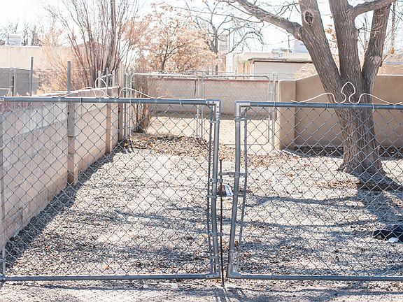 3rd image of 916 Palo Duro Ave NW