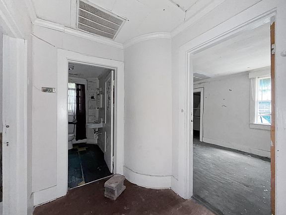 18th image of 147 Lowman St