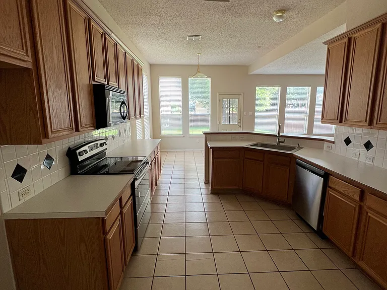 3633 Kimble Dr — Photo 2
