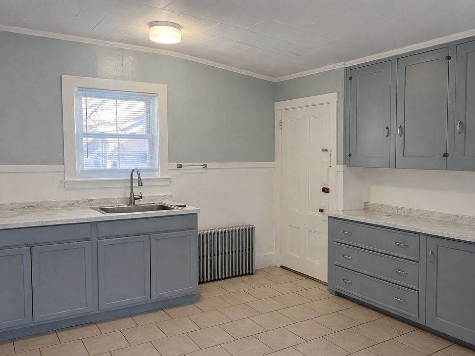 1st image of 8 Newton St #2