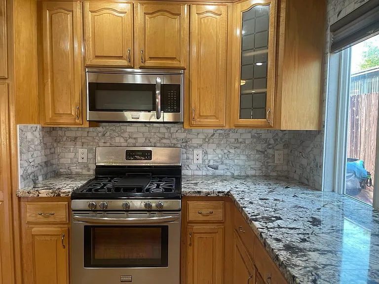 GAs Stove, Oven & Microwave