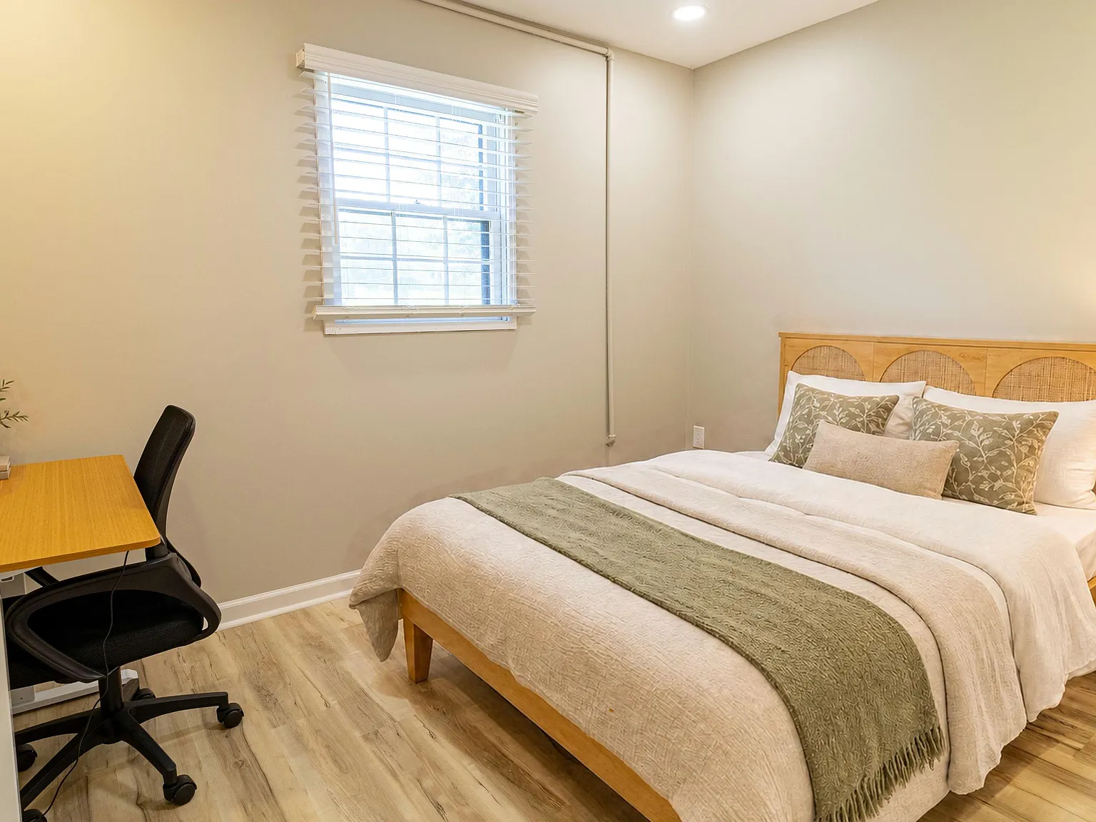 4 bed, 5.0 bath, 2368 sqft, $1,079 — Photo 2