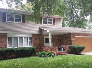 3824 Woodland Ct, Davenport, IA 52807