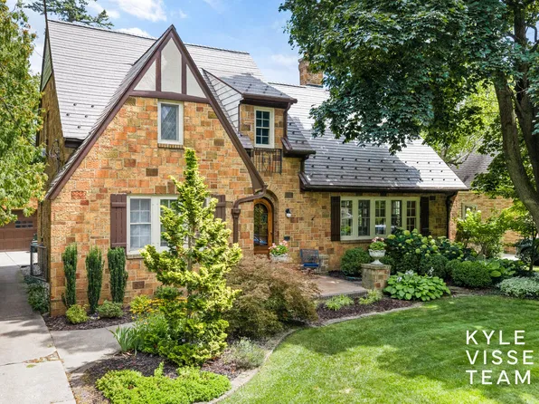 950 Pinecrest Ave SE, East Grand Rapids, MI 49506