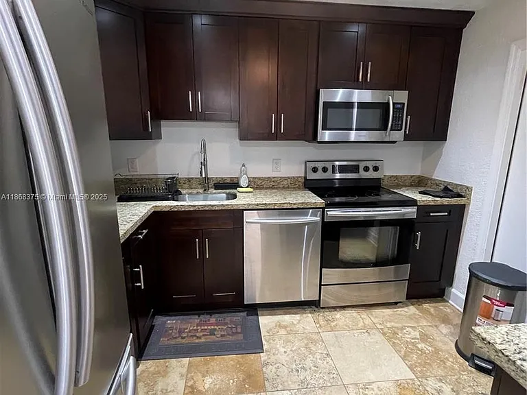 410 SE 2nd St #422 — Photo 7
