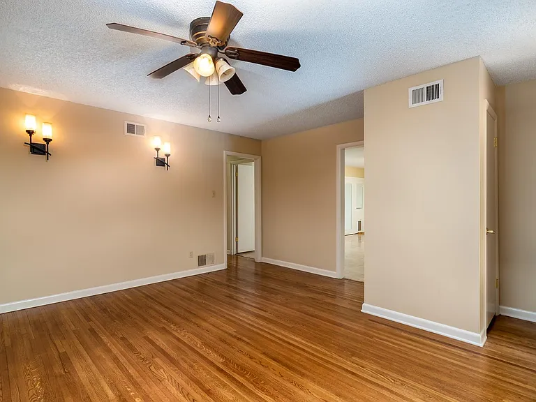 9601 Temple Dr — Photo 6