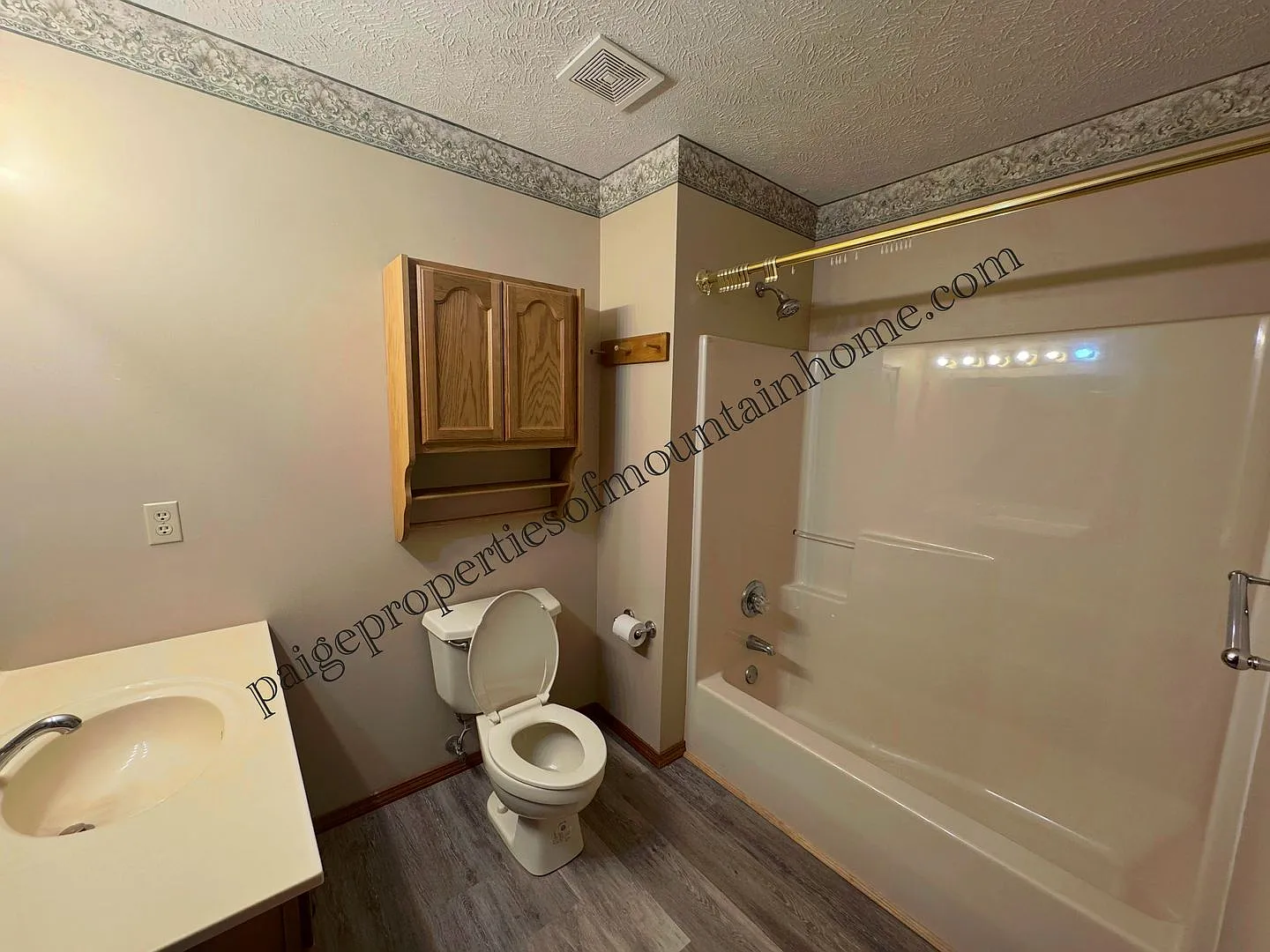 Bright & Spacious 3 Bed / 2 Bath Home in Town! — Photo 2