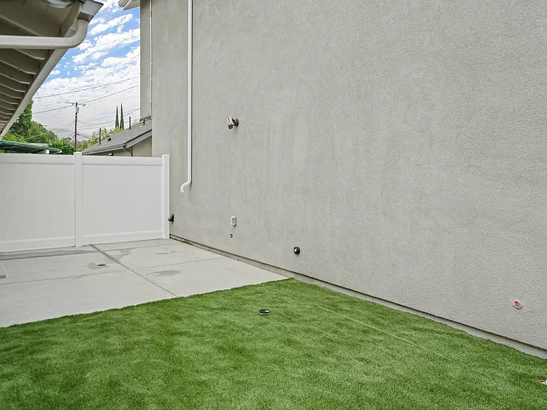 10900 Baird Ave — Photo 29