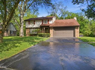 816 Oak Knoll Dr, Perrysburg, OH 43551
