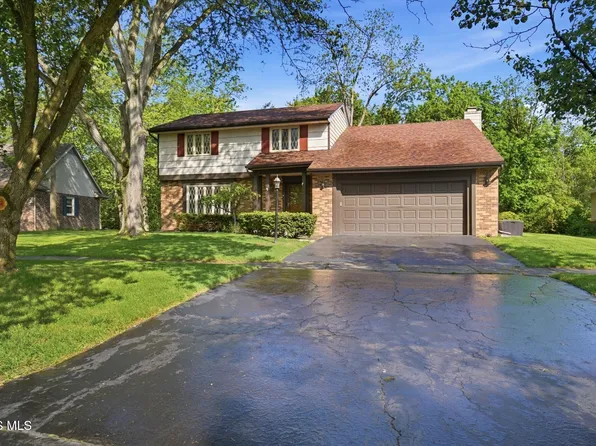 816 Oak Knoll Dr, Perrysburg, OH 43551