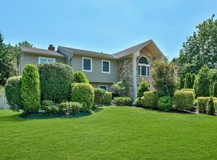 46 Pondview Ln, New Rochelle, NY 10804