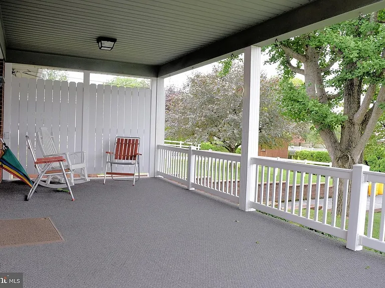 847 E Maple St — Photo 9