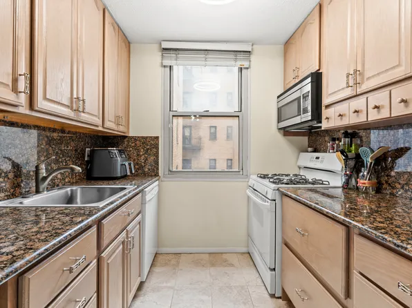 118-18 Union Turnpike image 5 of 11