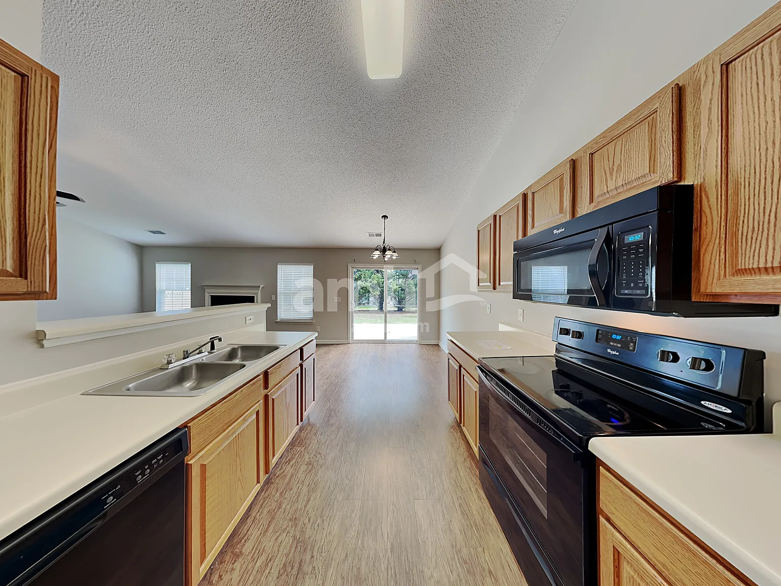 3 bed, 2.0 bath, 1815 sqft, $2,155 — Photo 3