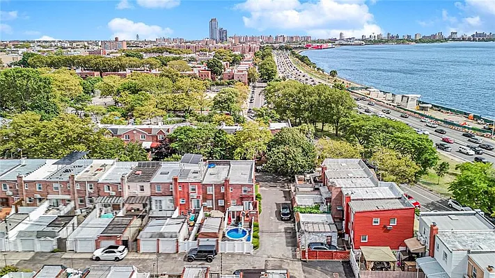 Sold by Remax Real Estate Professionals | media 30