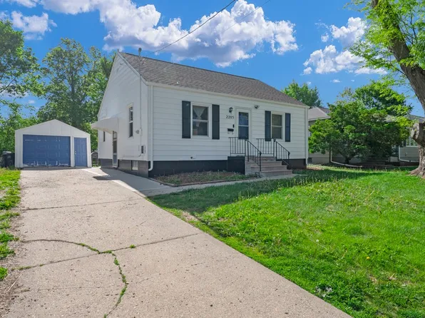 2205 52nd St, Des Moines, IA 50310