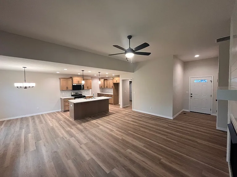 652 W Brook Hollow Dr — Photo 3