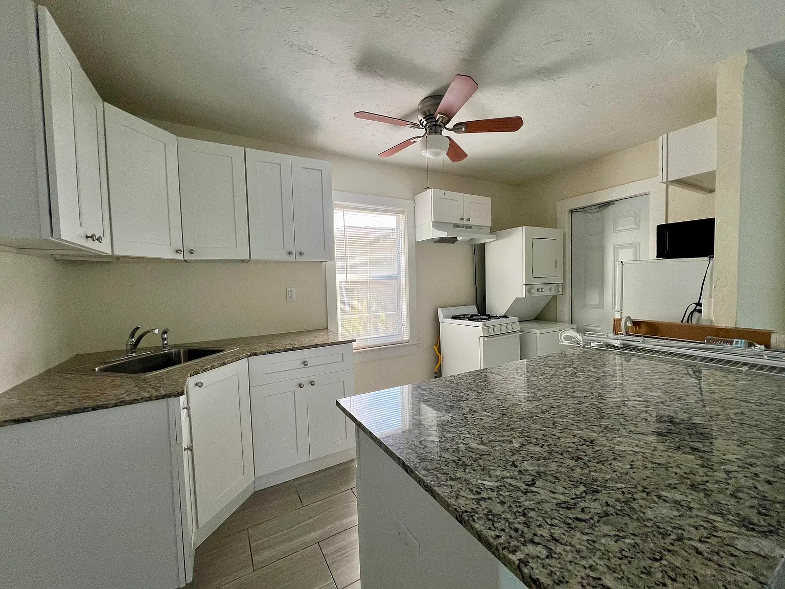 2 bed, 1.5 bath, 1104 sqft, $2,199 — Photo 3