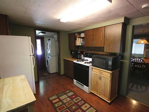 3rd image of 221 Oak St