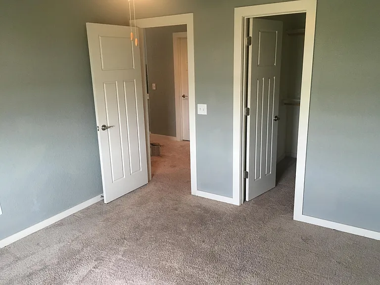 2502 SW Arbor Rd — Photo 3