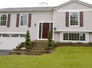 48 Fieldpoint Rd, Montgomery, IL 60538