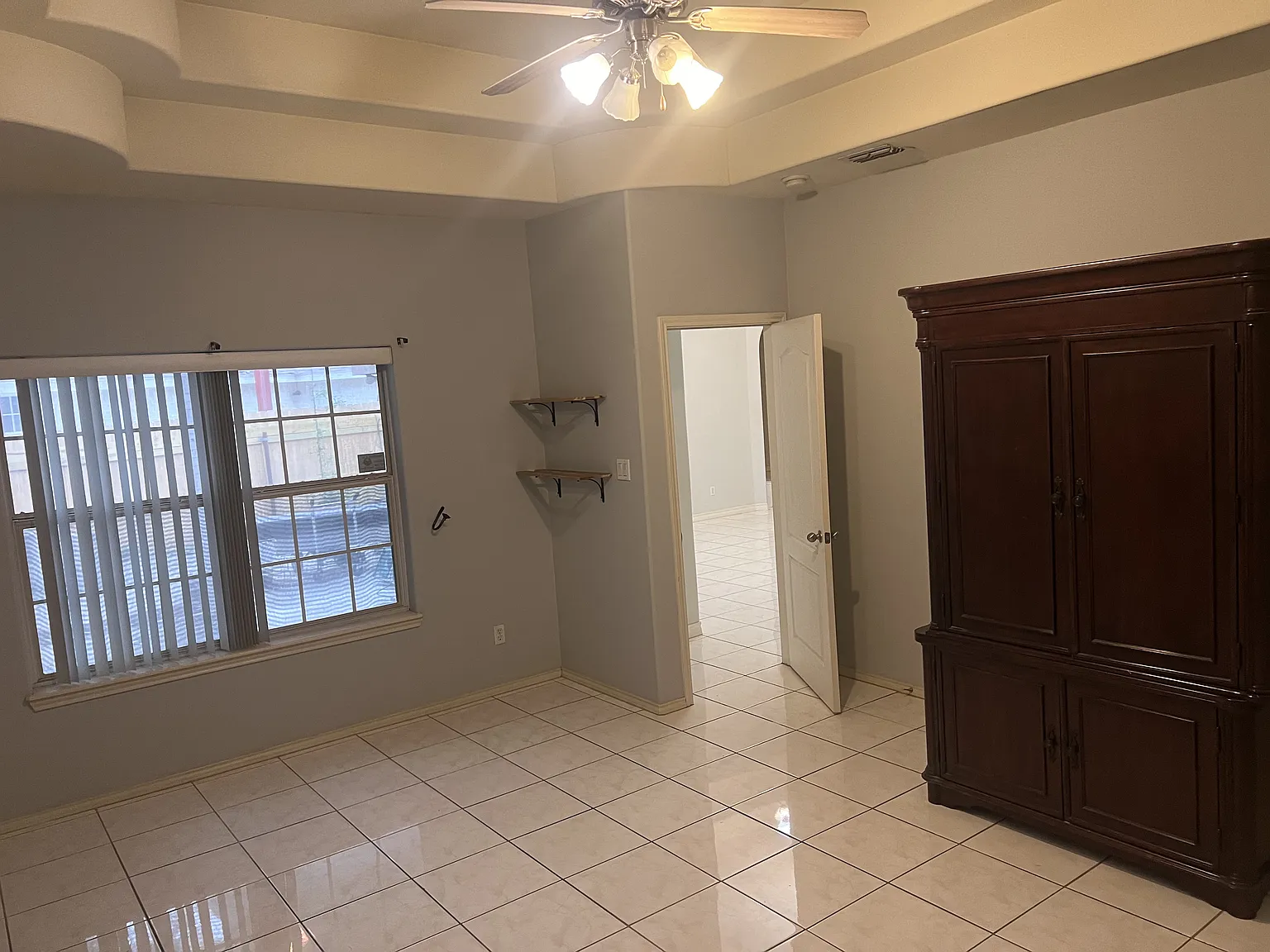 3 bed, 1300 sqft, $1,600 — Photo 2