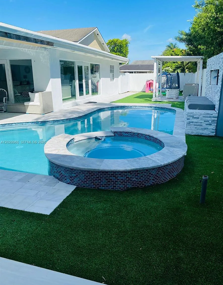 4 bed, 2.0 bath, $4,500 — Photo 2
