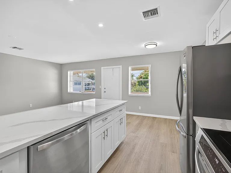 42 Easthampton B — Photo 12