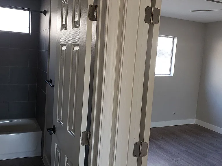 624 W Wilson Ave — Photo 9