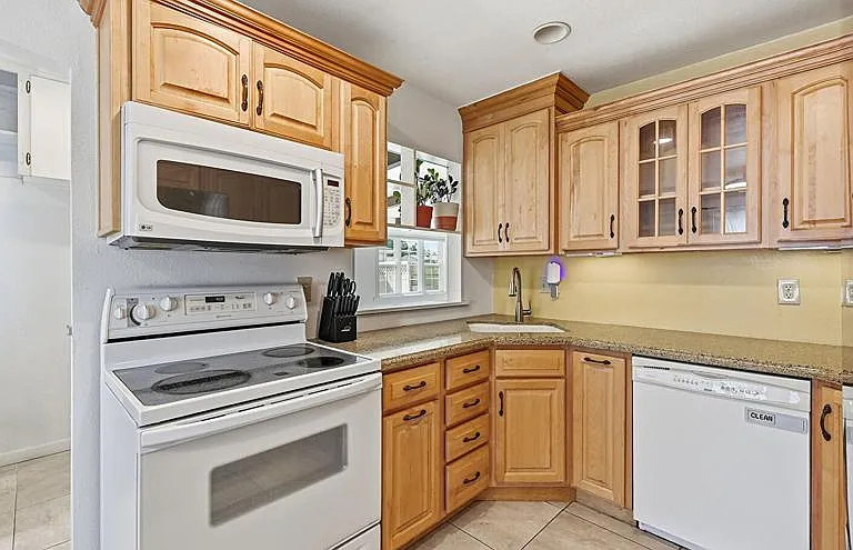 2309 Newark St — Photo 12