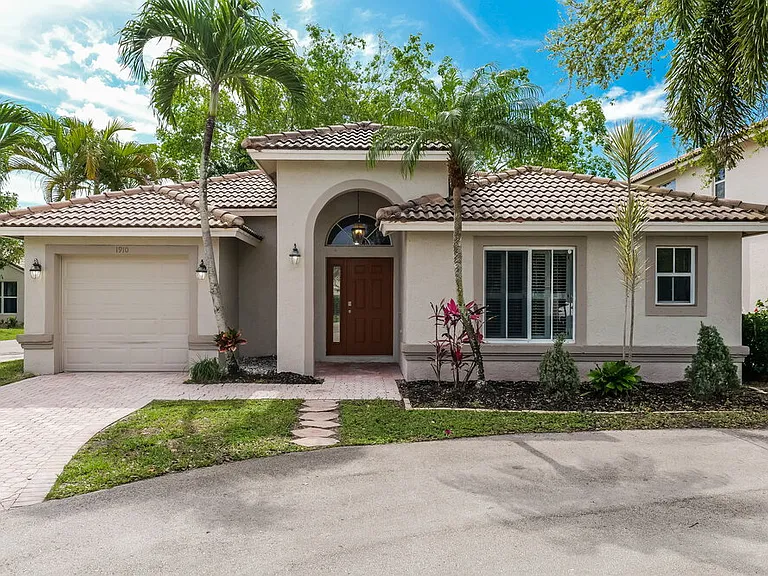 1910 Capeside Cir — Photo 1