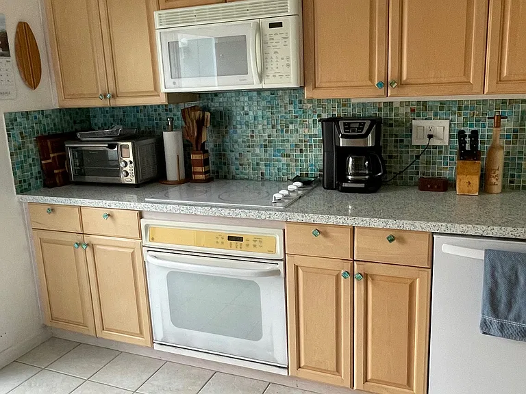 1806 Eastwood Ln — Photo 15
