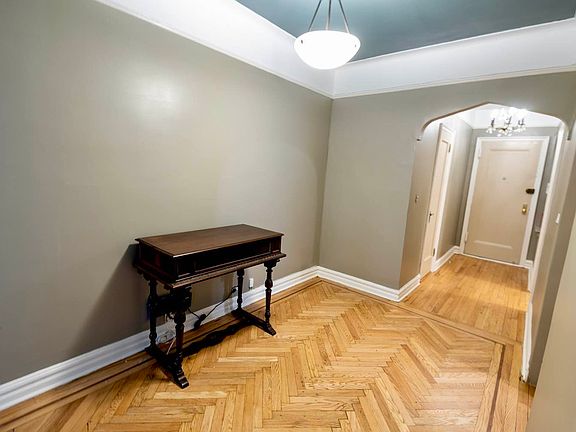 3rd image of 687 W 204th St APT 4B