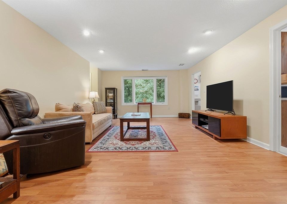 1st image of 9 Ledgewood Way APT 22
