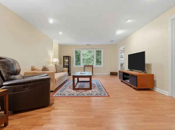 9 Ledgewood Way APT 22, Peabody, MA 01960