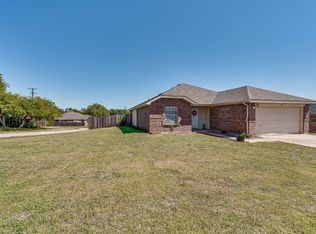 904 Beaver Creek Dr, Burleson, TX 76028
