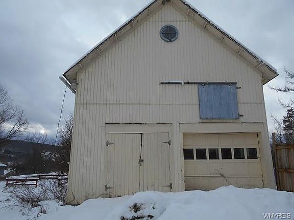 3rd image of 8935 Upper St