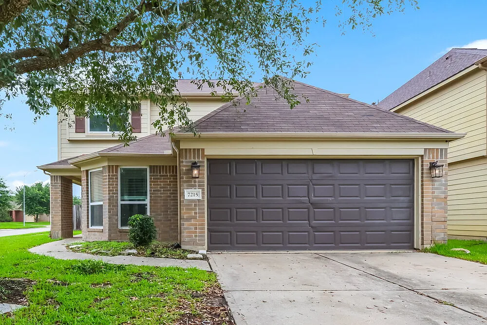 4 bed, 3.0 bath, 2292 sqft, $1,925 — Photo 1