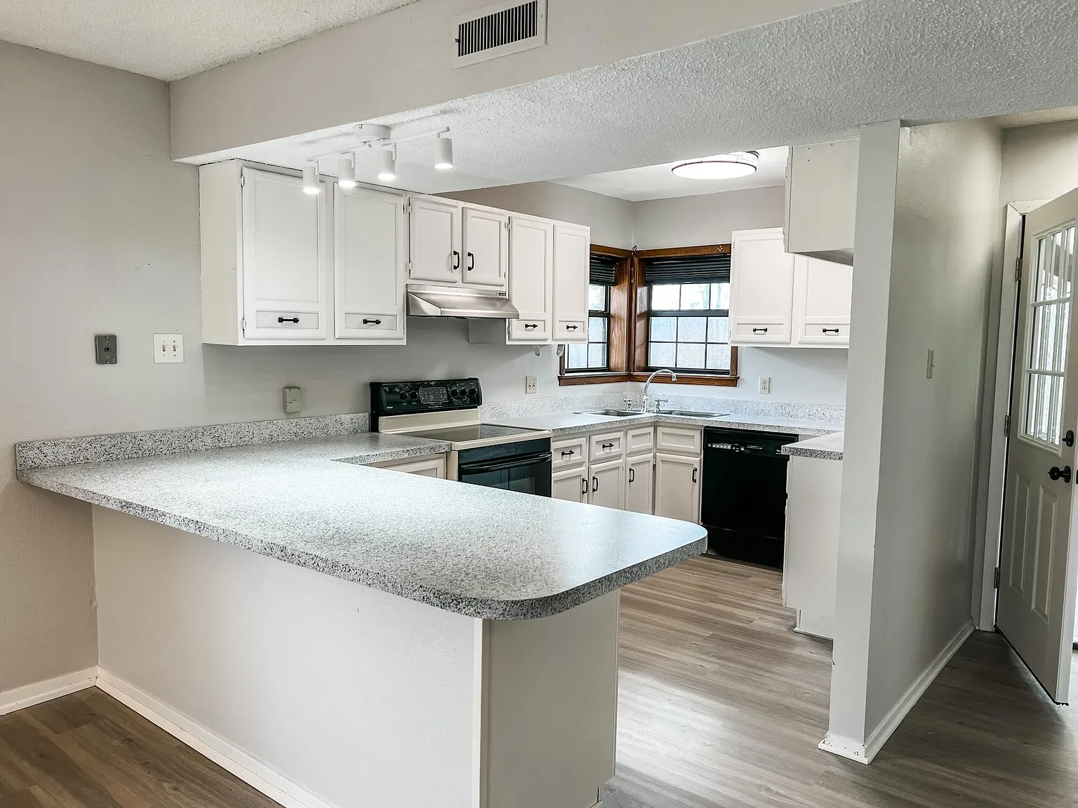2 bed, 1320 sqft, $1,595 — Photo 2